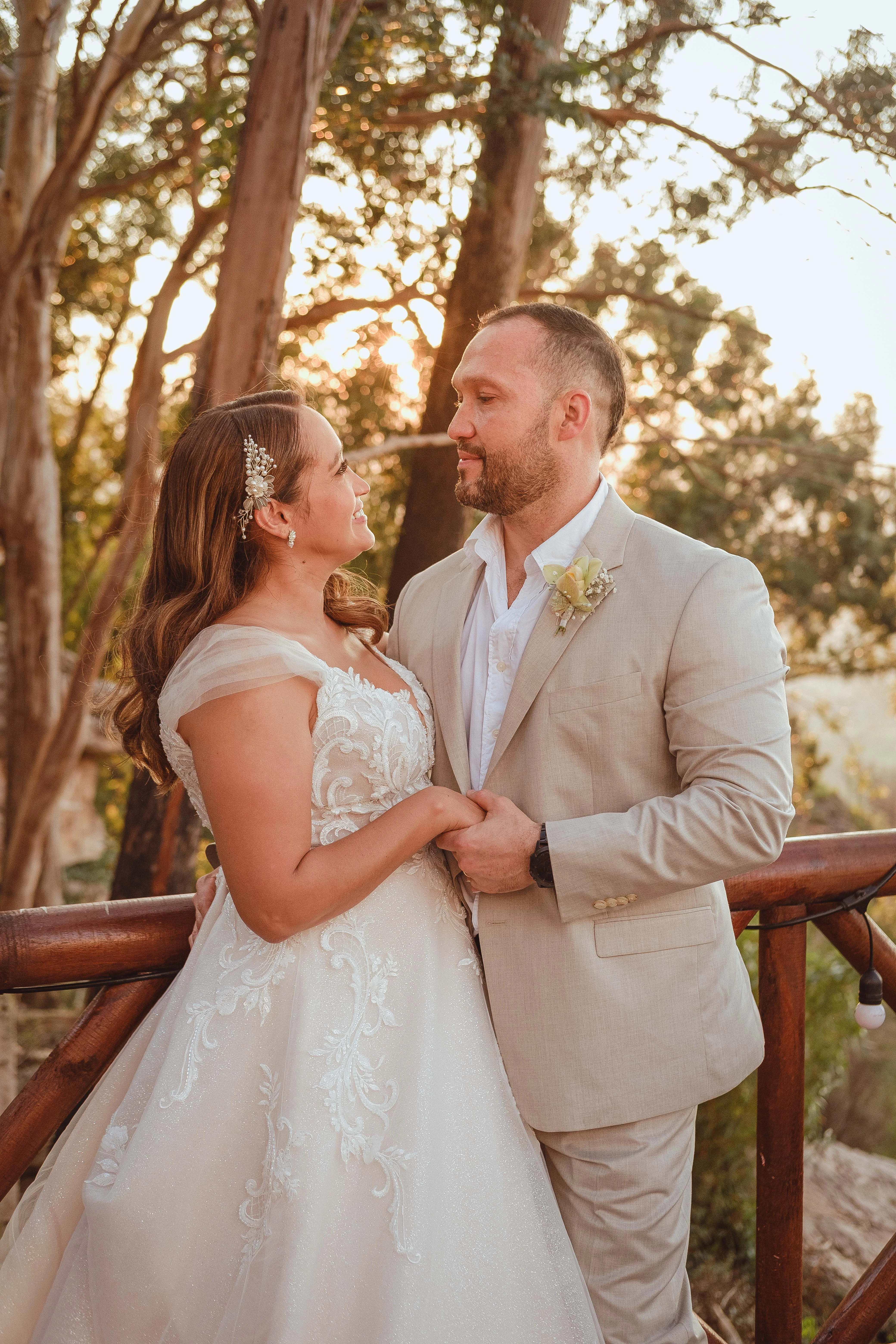 Fotografía de boda pareja mirandose a los ojos en Hacienda el Ensueño, Ruitoque, Floridablanca