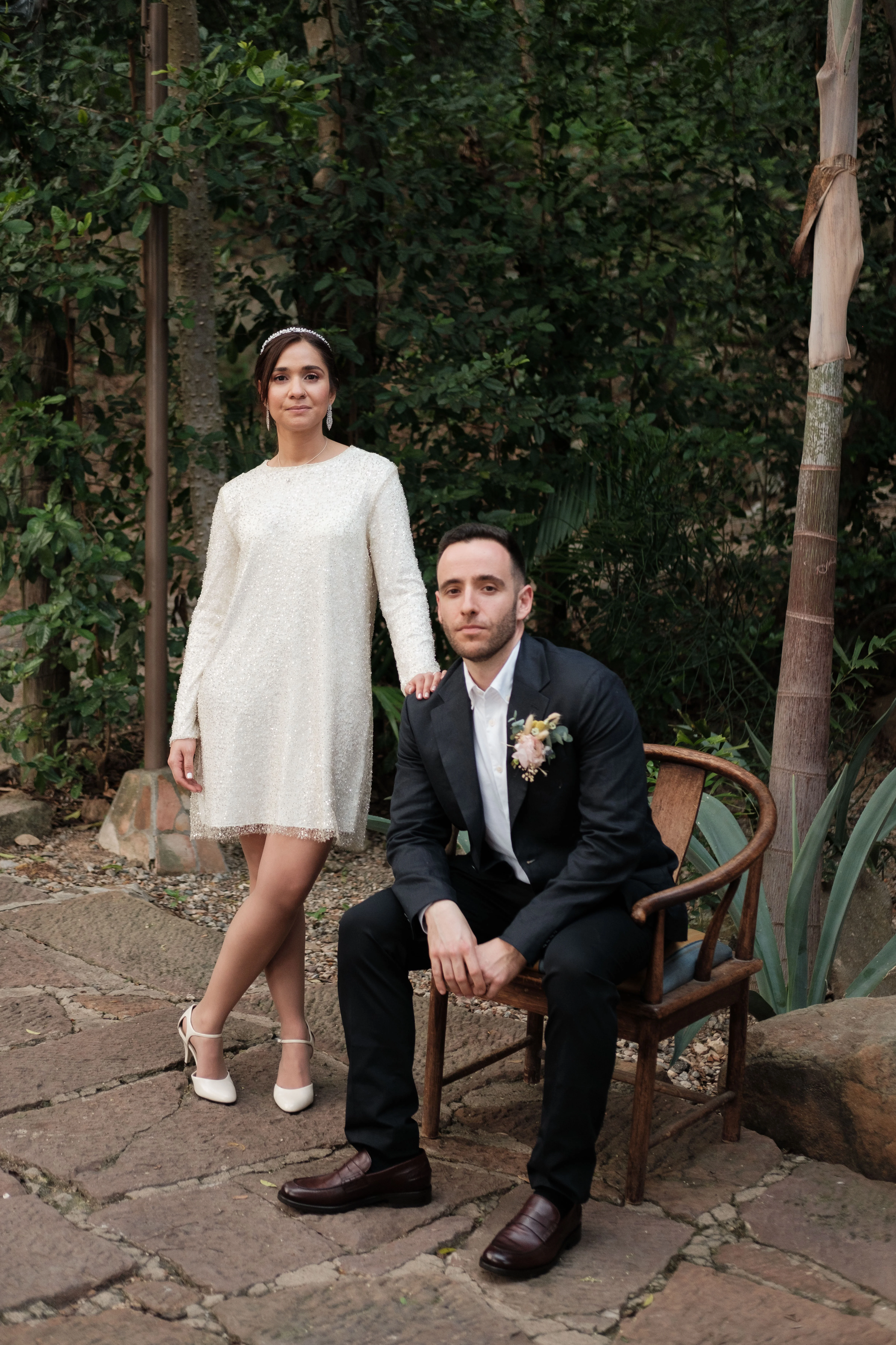 Retrato de boda de María y Ferran en Casa Terma, destino de bodas boutique en Santander.