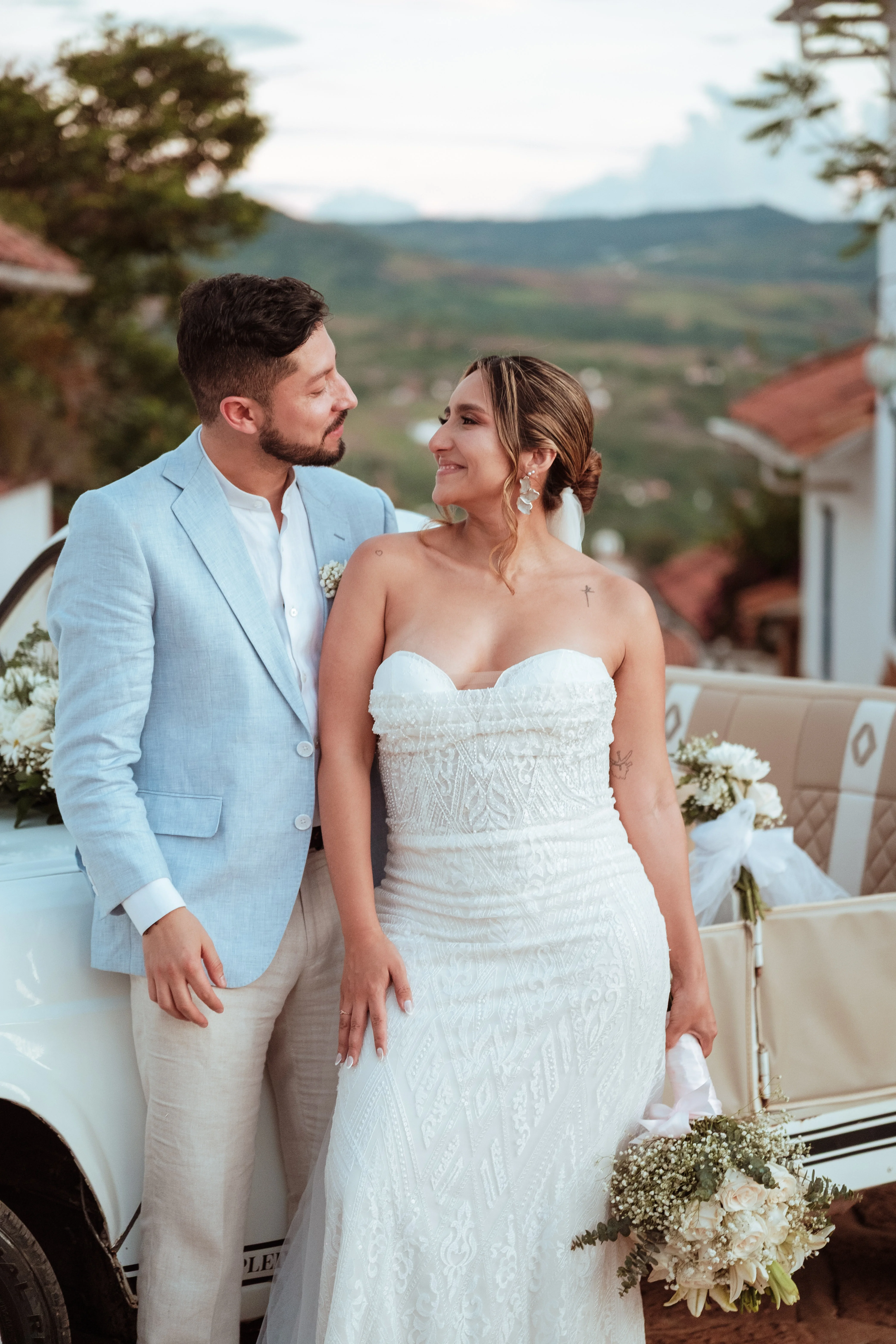 pareja mirandose fijamente en Barichara, Santander